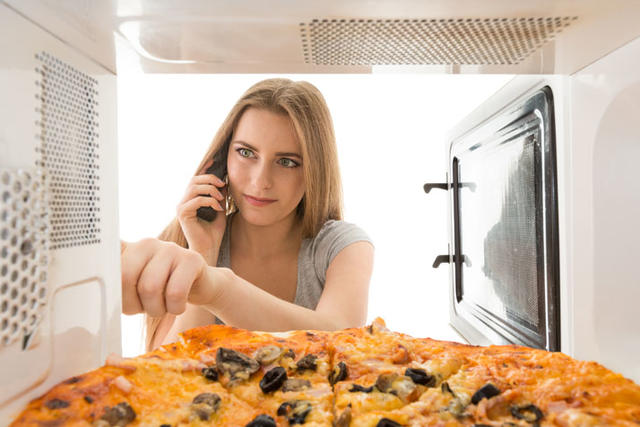 microwave-pizza-lifestyle.jpg
